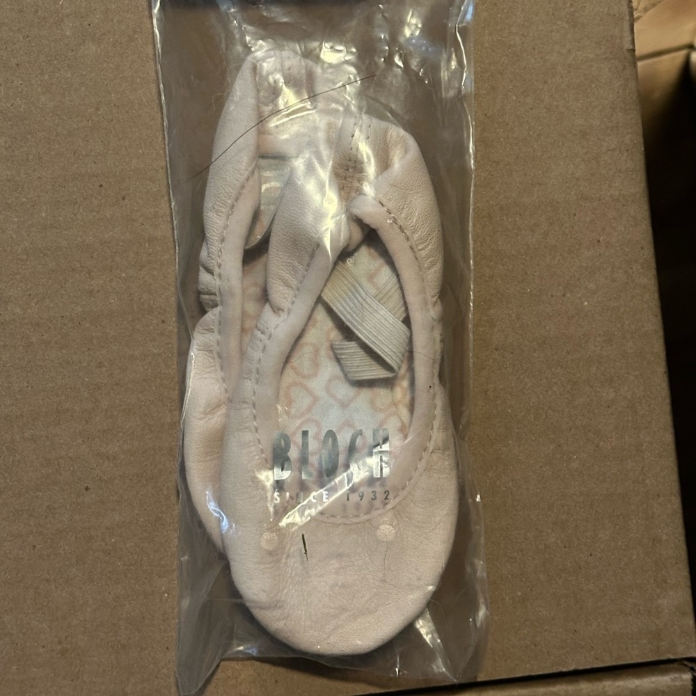 Cream Leather Flats with Elastic Strap and Rounded Toe - Picture 5 of 6